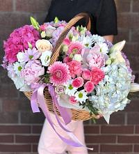 Композиция солнечный день в Рощино Ставропольского края Цветочная композиция из Розы, Хризантемы, Пионы и Лизиантусы в корзине в Рощино Ставропольского края