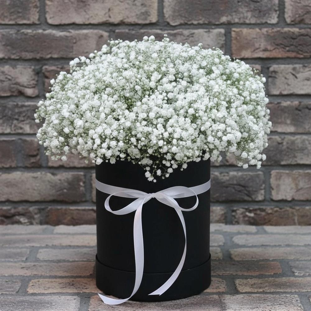 Цветочная композиция из Гипсофила в шляпной коробке в Рощино Ставропольского края