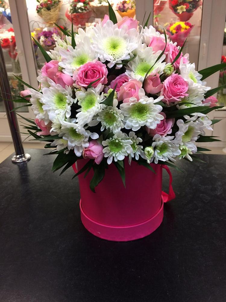 Цветочная композиция из Розы и Хризантемы в шляпной коробке в Рощино Ставропольского края