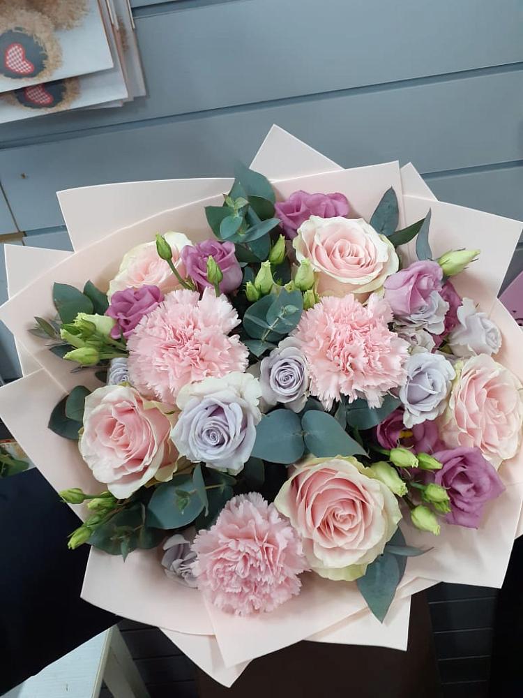 Букет цветов из: Розы, Гвоздики и Лизиантусы в Рощино Ставропольского края