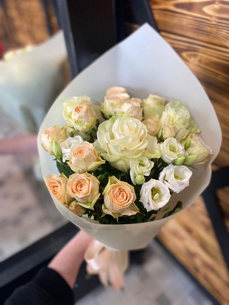 Букет цветов из: Розы и Лизиантусы в Рощино Ставропольского края